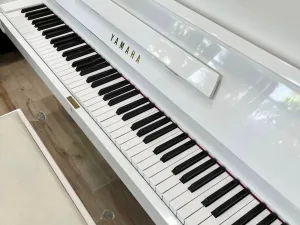 Alternative view of PIANO YAMAHA U2C