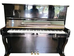 Piano VICTOR V107B