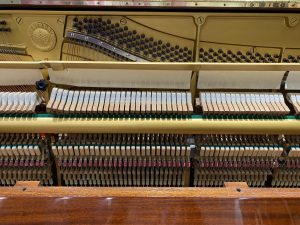 Alternative view of PIANO YAMAHA W106