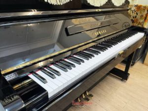 Alternative view of PIANO YAMAHA U1H