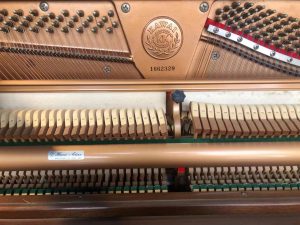 Alternative view of Piano Kawai KU70